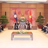 越南国会主席阮氏金银会见老挝国会副主席森暖