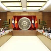 越南国会副主席丛氏放与老挝国会副主席森暖举行会谈