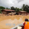 旅居老挝越南人为老挝阿速坡溃坝受灾民众捐款