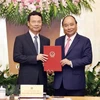 政府总理阮春福向信息与传媒部部长颁发任命书