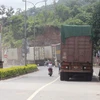 确保越南劳保—老挝丹沙湾国际口岸货运车辆顺利通关