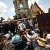 泰国古庙钟楼倒塌致12人伤亡
