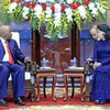 越南国家代主席邓氏玉盛会见原莫桑比克总统