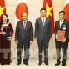 越南政府总理阮春福与日本首相安倍出席双边合作文件签字仪式