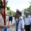 越菲两国海军在东双子岛上进行交流