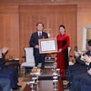 阮氏金银向韩国越南学研究学会主席授予友谊勋章