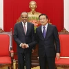 越共中央内政部部长潘廷镯会见新加坡内政部长尚穆根