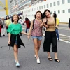 岘港市接待2000余名游客“冲年喜”