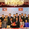 越南国家事实政治出版社向老挝赠送书籍