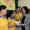 越共中央民运部部长张氏梅向同奈省贫困工人送上新年慰问品