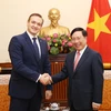 越南政府副总理兼外长范平明会见立陶宛内务部长米休纳斯