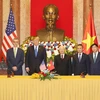 阮富仲与美国总统特朗普见证两国4个合作文件的签署