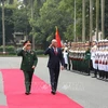 菲律宾国防部长洛伦扎纳对越南进行正式访问