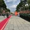 老挝人民军高级政治干部代表团探访越南第九军区