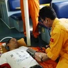紧急将海上遇险外国船员送往医院接受治疗