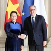 越南国会主席阮氏金银同法国国民议会议长举行会谈