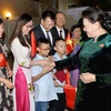 国会主席阮氏金银走访慰问越南驻卡塔尔大使馆工作人员