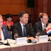 荷兰首相：继续消除障碍 敞开越荷企业投资合作大门