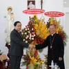 越南党和国家领导在复活节期间开展走访慰问活动