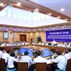 越共十三大经济社会小组与各地领导召开会议
