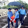 坚江省搜寻和归集在柬埔寨牺牲的越南志愿军遗骨1997具