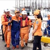  QNa 90129 TS号渔船海上遇险情 越南海上搜救力量及时出动52名船员全部获救