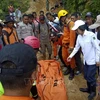 印度尼西亚金矿坍塌 致多人死亡和被埋