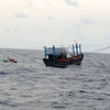 越南两艘遇险渔船和船上40名渔民安全靠岸