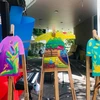 岘港市残疾儿童将自己梦想画在奥黛上