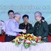 越南与新加坡加强防务合作 