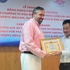 美国乔治学校集体和个人荣获越南友好组织联合会高贵奖状 