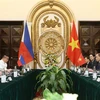 越南政府副总理兼外交部长范平明同菲律宾外交部长举行会谈