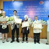 越南友好组织联合会向6名美国和平人士授予“致力于各民族和平友谊”纪念章