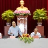 阮春福总理主持经济社会小组与九龙江三角洲各地方会议