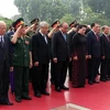 越南党和国家领导人向英雄烈士敬献花圈