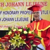 越南向德国“心连心”组织主席授予荣誉教授称号