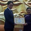 柬埔寨驻越南大使荣获“致力于各民族和平友谊”纪念章