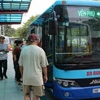 河内市民排队办理公交车免费卡 