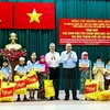 张和平副总理向胡志明市占族500名贫困学生颁发助学金