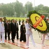 出席越南祖国阵线第九次全国代表大会的代表团拜谒胡志明主席陵墓