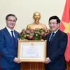 越南政府副总理兼外交部长范平明向老挝驻越大使颁发越南一级劳动勋章
