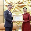 越南向老挝大使授予“致力于各民族和平友谊”纪念章