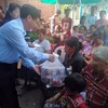 越南驻柬埔寨大使馆代表团看望慰问柬埔寨灾民