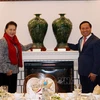 越南国会主席阮氏金银造访越南驻俄罗斯大使馆