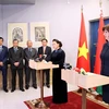 越南国会主席阮氏金银和白俄罗斯上院主席会见记者