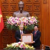 越南国家主席向中共中央对外联络部二局原局长黄群授予友谊勋章