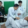 越南政府副总理武德儋向病人赠送春节礼物