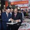 阮春福总理参观越南共产党建党90周年专题图书展