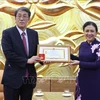 越南向日本驻越大使梅田邦夫授予“致力于各民族和平友谊”纪念章