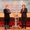 日本Metran公司向越南移交两台呼吸器